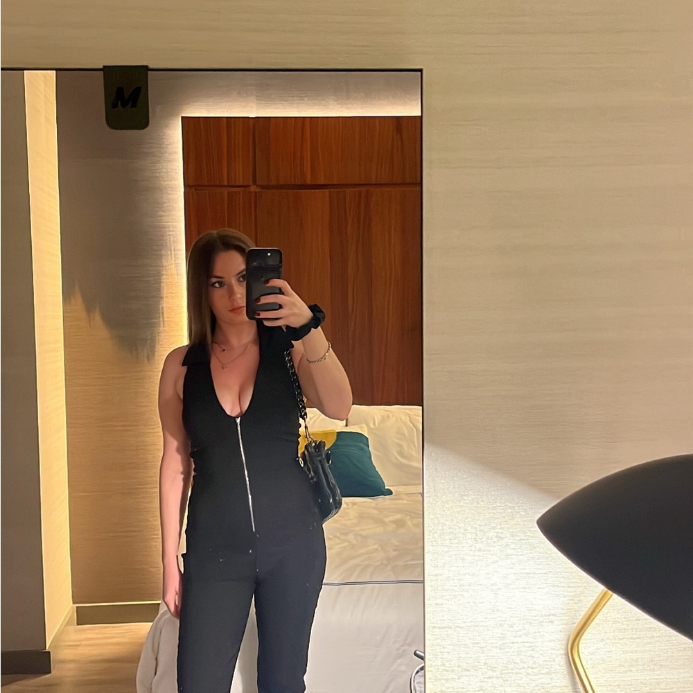 Revolve jumpsuit - Picture 4 of 4